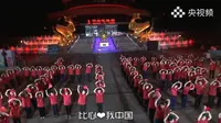 中央电视塔百人快闪唱响《我和我的祖国》