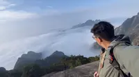 23年12月1日起黄山莲花峰关闭五年，莲花峰今天是最后一天开放，看看排不排队