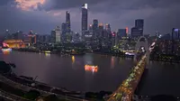 火爆世界的广州夜景，且一排排临江而建的高楼建筑呈现出珠江璀璨的夜色美景
