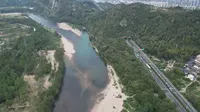 神仙居  永安溪漂流   以竹筏为载体，水流平缓与急穿险滩交替