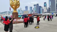 香港金紫荆广场实拍，都是内地游客围着拍照，不知道咋说好