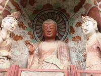 天水麦积山石窟艺术，塑像和壁画都极具特色。