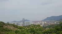 北固山森林公园俯瞰连云港城区。山连水，水接天，都是人间城郭。