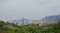 北固山森林公园俯瞰连云港城区。山连水，水接天，都是人间城郭。