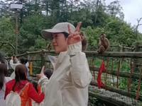 我们拜四川乐山峨眉山普贤菩萨，还有小猴子欢迎大家来到四川旅游