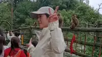 我们拜四川乐山峨眉山普贤菩萨，还有小猴子欢迎大家来到四川旅游