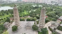 山西太原地标双塔，塔内比菜市场还热闹，周边建筑纯用砖少见木料|永祚寺双塔