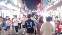 南通人气网红打卡地荷兰街，晚上霓虹闪烁，灯火辉煌，吸引了大批游客前往。