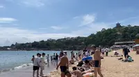 青岛第一海水浴场，亚洲最大的的海水浴场，假期人山人海