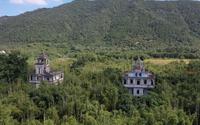 航拍广东开平马降龙碉楼群，村落背靠百足山，别墅在竹林中耸立