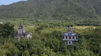 航拍广东开平马降龙碉楼群，村落背靠百足山，别墅在竹林中耸立