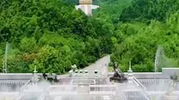九华山地藏菩萨露天铜像，像身高度84米,加上莲花座底盘高度99米,地藏菩萨为比丘相，右手持锡杖,左手持摩尼宝珠，面向西北方,端庄慈祥,以示昭示众生。