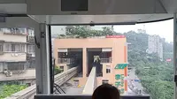 两种视角带你感受重庆李子坝轻轨穿楼