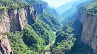 俯瞰八里沟一景！八里沟景区位于河南省新乡市辉县境内，地处太行山南麓、豫晋两省接壤处，被誉为“太行之魂，中华风骨”，还被园林专家赞为“亚洲一绝”。#河南旅游景点