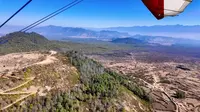 乘坐伞翼机航拍腾冲热海火山群风景，远眺云南西部明珠高黎贡山和火山群……