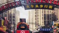 石家庄火车头步行街，用淘汰下来的17节列车，摇身变成美食餐厅。
