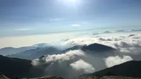 前一天上的太白山 ，大文公庙住了一晚100块一人位的大通铺，第二天早上五点起来看日出，之后就下山了没有再往前走，回程上拍了这段，海拔大概在3600米左右。