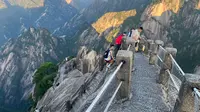 黄山老道口第一批进入天都峰，40分钟登顶，全程记录。