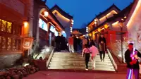 被称为吉林市的云顶天宫，五一的玄天岭夜景璀璨锣鼓声声，游人络绎不绝