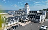 安徽老公带着台湾媳妇入住大连棒棰岛一家神秘酒店，风景绝美，但是里面的人各个好严肃。