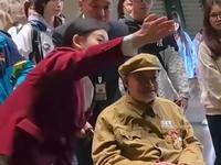 102岁志愿军老兵参观南湖革命纪念馆，整个参观过程老人眼里泛着泪光。