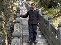 徒步登武当山百步梯，象征着人生的道路要脚踏实地，方能行的远走的稳