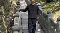 徒步登武当山百步梯，象征着人生的道路要脚踏实地，方能行的远走的稳