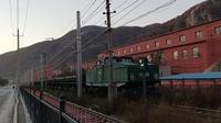 本溪南芬露天铁矿自备1008号电机车牵引KF自翻车驶向采矿区
