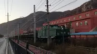 本溪南芬露天铁矿自备1008号电机车牵引KF自翻车驶向采矿区