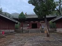 大云院弥陀殿是一座五代建筑，也是现存的普拍枋的最早实例。它正处在从唐的豪劲向宋的醇和过渡中，兼具两者的审美倾向。所以也是我所看过的古建筑中的整体颜值排在前三的。