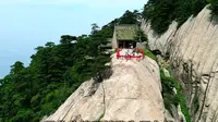 登上中峰玉女峰，探寻爱情传说，领略华山的神秘与美丽