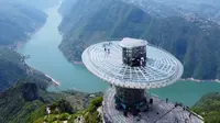 恩施巫峡口景区，在山顶俯瞰长江三峡，俯瞰巴东县城