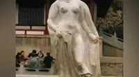 西安华清宫景区杨贵妃雕塑频引争议  到底要不要穿衣服？网友评价不一  景区：雕塑1991年就在景区内了  对此你怎么看？