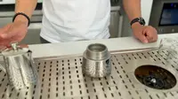 在金菩麟茶咖庄园用摩卡壶做咖啡。