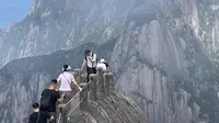 黄山天都峰鲫鱼背