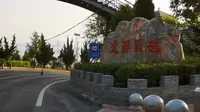 摩旅陕西，潼关县岳渎景区，悬崖栈道上俯瞰黄河渭河交汇平原