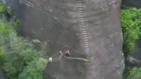 广东韶关丹霞山的九九天梯，光看着就腿发抖