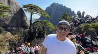 终于到黄山了，看到了著名的迎客松，现场人山人海呀