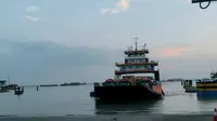 【江海第一城南通】:坐在通沙汽渡看长江。