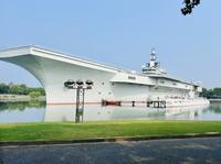 上海东方绿舟打卡仿真航母和退役潜艇