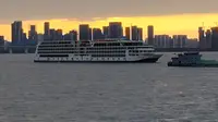 夕阳下，世纪传奇号游轮武汉港离泊后后开往上海