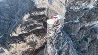 游览山西平顺县天脊山景区精华部分，建在绝壁危崖上有些惊险刺激