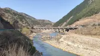 商洛秦岭山中距丹江漂流不远有公路驿站，是年轻人的幸福路