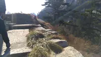 华山中峰与东峰顶
