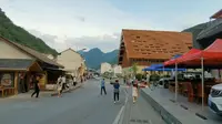神农架林区木鱼镇吃晚饭，找到旅游班车，准备去主景区