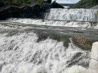 乌蒙山连着山外山，月光洒下了响水滩，贵州毕节的响水滩公园