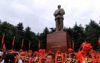 自驾千里来韶山只为瞻仰毛主席，毛泽东铜像广场献花群众人山人海