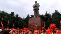 自驾千里来韶山只为瞻仰毛主席，毛泽东铜像广场献花群众人山人海