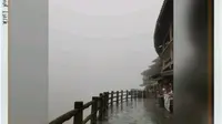 桂林龙脊梯田之金佛顶观景台。只可惜去晚了，去到观景台只能看到一层层的雾～