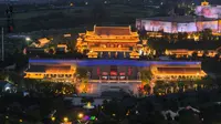 泰山脚下，天平湖畔，石敢当景区宛如湖畔夜明珠。亭台楼阁金碧辉煌，落霞漫洒，光影流转，山水与古建撞出一场视觉盛宴！